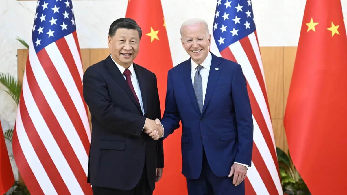 Председатель КНР Си Цзиньпин и президент США Джозеф Байден во время встречи на саммите G20. Фото: XINHUA / LI XUEREN