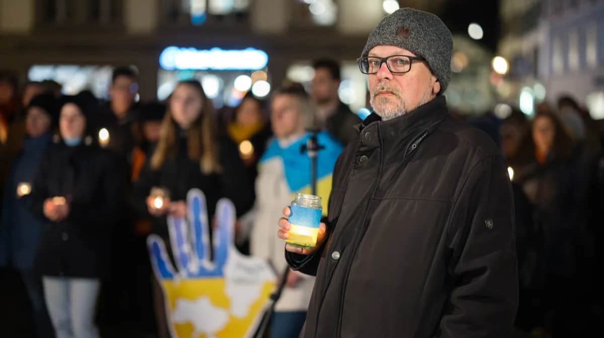 Михаил Шишкин во время мирного митинга против войны. Фото: Philipp Schmidli / EPA
