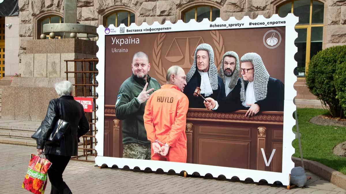 Оформленная в виде почтовой марки фотозона с изображением Путина в Гаагском суде у здания Киевской городской администрации, 10 мая 2023 года. Фото: Kyrylo Chubotin / Ukrinform / Abaca / Sipa USA / Vida Press