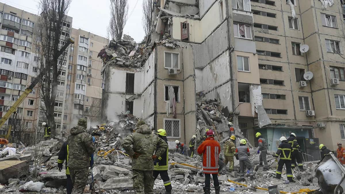 Украинские спасатели работают на месте поврежденного жилого здания после ночного обстрела Одессы, Украина, 02 марта 2024 года. Фото: Игорь Ткаченко/EPA-EFE