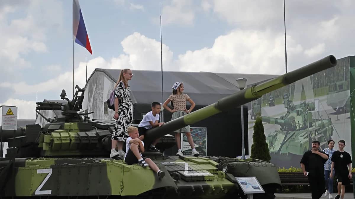 Посетители парка «Патриот» во время празднования Дня десантника в Кубинке, Подмосковье, Россия, 2 августа 2023 года. Фото: Максим Шипенков / EPA-EFE