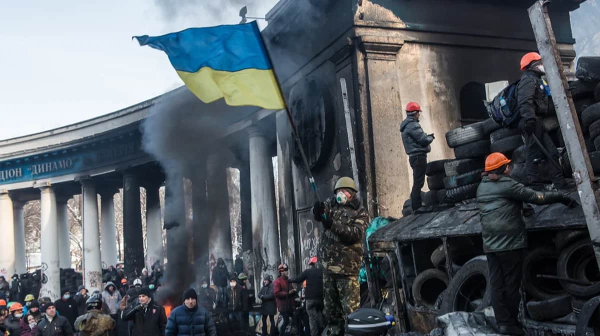 An anti-government protester waving a Ukrainian flag during clashes with police on Hrushevskyi Street near the Dynamo Stadium in Kyiv, 25 January 2014. Photo: Brendan Hoffman / Getty Images