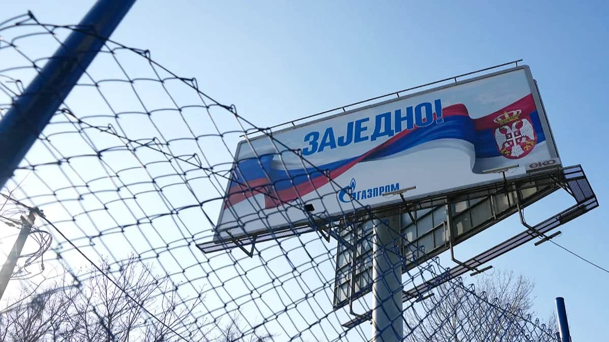 A billboard with the Russian and Serbian flags reads Together! Belgrade, Serbia, 16 February 2023. Photo: Darko Vojinović / AP Photo / Scanpix / LETA