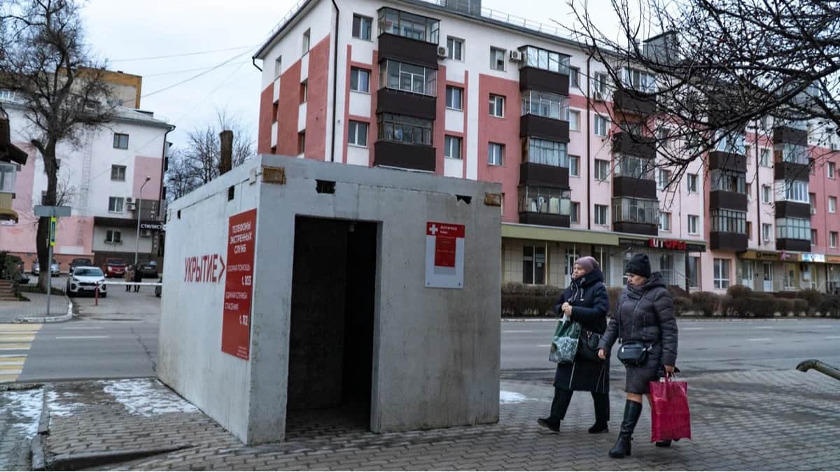 Прохожие у укрытия на автобусной остановке в Белгороде, 19 февраля 2024 года. Фото: Кирилл Зарубин / AP Photo / Scanpix / LETA