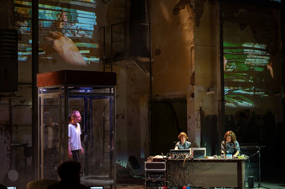 Фото: Thomas Mueller / <a data-sk="tooltip_parent" data-stringify-link="https://www.kunstfest-weimar.de/festival/programm/details/das-land-das-ich-liebe" href="https://www.kunstfest-weimar.de/festival/programm/details/das-land-das-ich-liebe" rel="noopener noreferrer" target="_blank">Kunstfest Weimar</a>