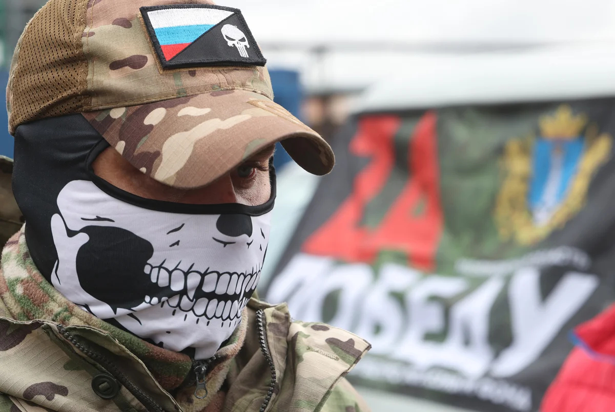Военнослужащий принимает участие в мероприятии по отправке гуманитарной помощи российским солдатам участвующим в войне с Украиной, Московская область, 30 апреля 2025 года. Фото: Максим Шипенков / EPA