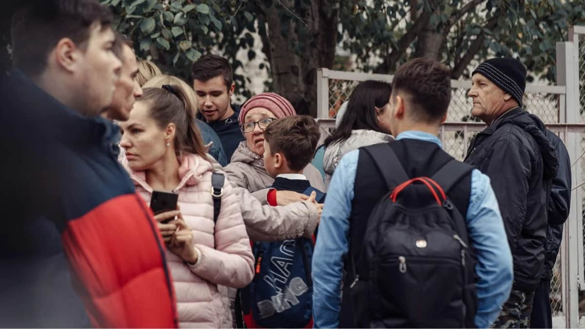 Женщина обнимает мальчика рядом с местом стрельбы в школе №88 в Ижевске, 26 сентября 2022 года. Фото: Мария Бакланова / Коммерсантъ / AFP / Scanpix / LETA<br>