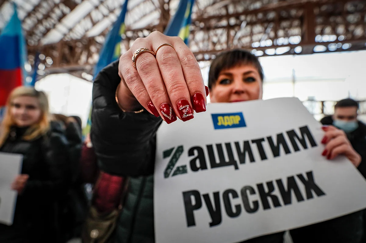 Женщина с буквами V и Z на ногтях, Москва, Россия, 14 марта 2022 года. Фото: Юрий Кочетков / EPA