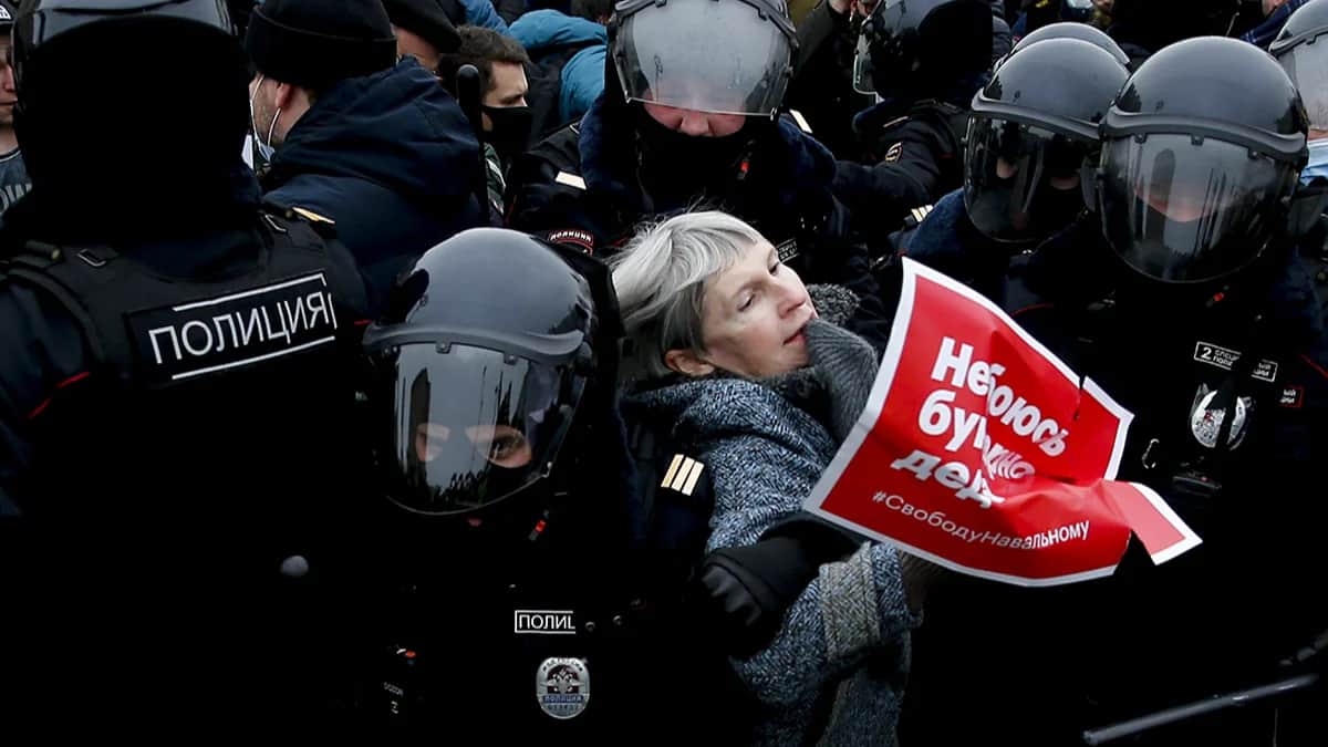 Полиция задерживает протестующую во время акции с требованием освобождения Алексея Навального в Москве, 23 января 2021 года. Фото: Sefa Karacan / Anadolu Agency / Getty Images