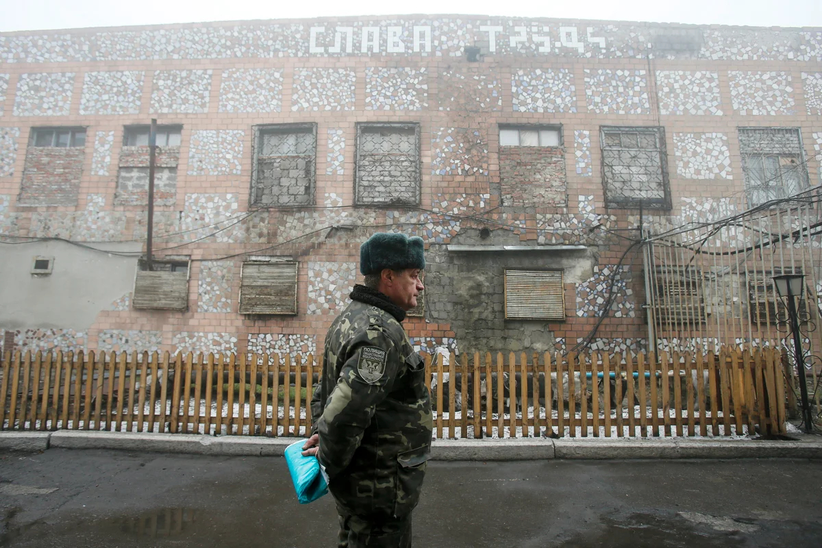 Сотрудник полиции у здания исправительной колонии в Макеевке, Донецкая область, Украина, 12 декабря 2014 года. Фото: Maxim Shemetov / Reuters / Scanpix / LETA