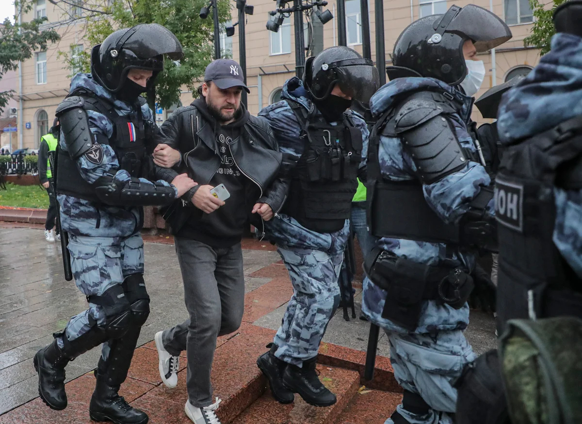 Полицейские задерживают участника акции протеста против мобилизации, Москва, 24 сентября 2022 года. Фото: Максим Шипенков / EPA