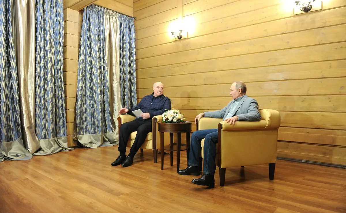 Александр Лукашенко и Владимир Путин во время встречи в Сочи, 22 февраля 2021 года. Фото: Kremlin Press Office / Handout/Anadolu Agency / Getty Images