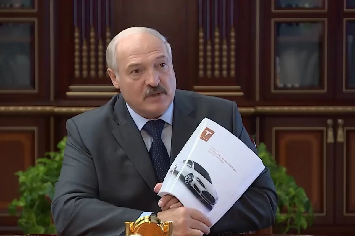 Александр Лукашенко с руководством по эксплуатации Tesla. Фото: YouTube