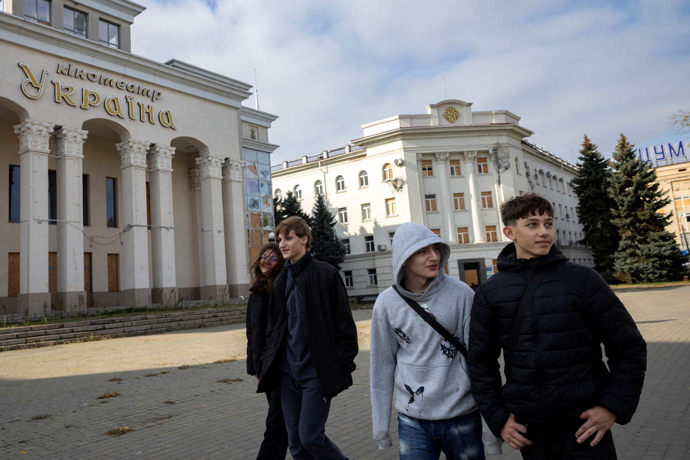 Молодежь гуляет по центральной площади. Херсон, Украина. 28 октября 2026 года. Фото: Thomas Peter / Reuters / Scanpix / LETA