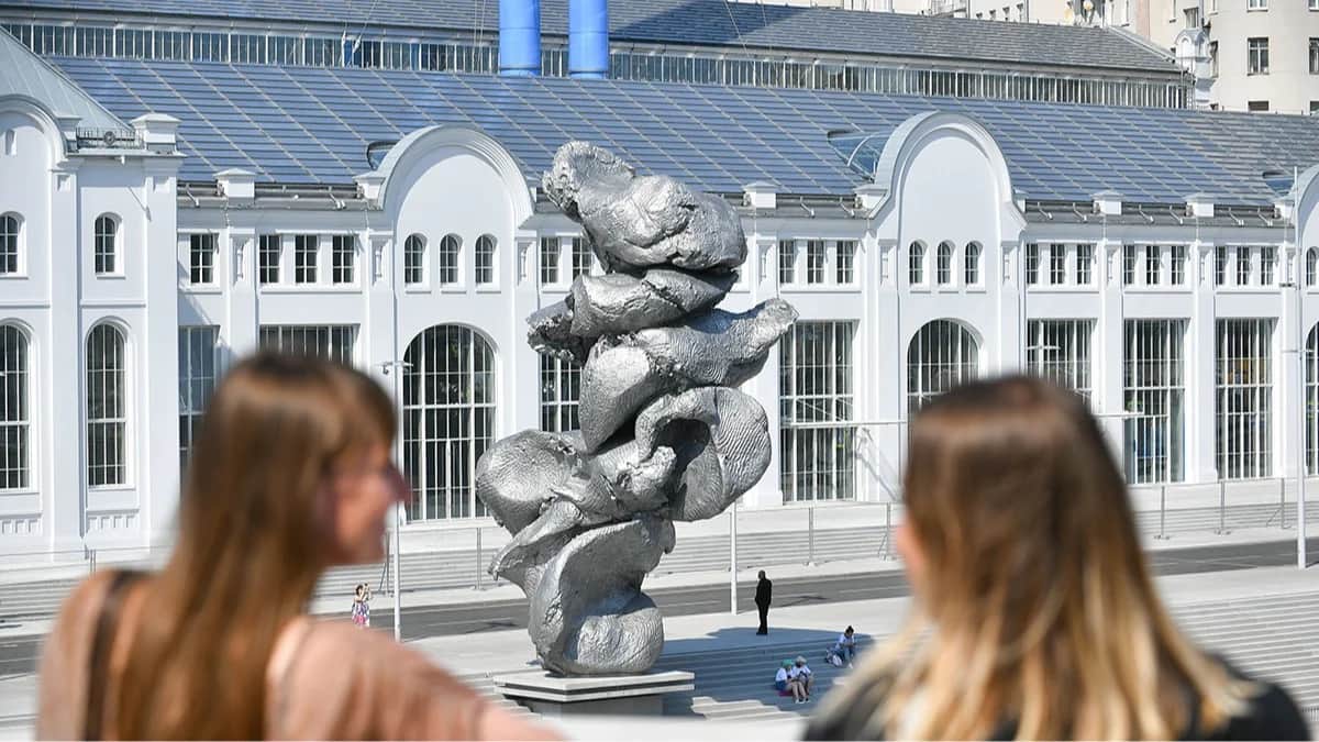 Скульптура «Большая глина №4» швейцарского скульптора Урса Фишера напротив дома культуры «ГЭС-2», 17 августа 2021 года. Фото: Сергей Киселев / Агентство «Москва»