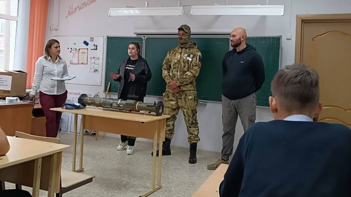 Встреча с наемником ЧВК «Вагнер» Александром Расправиным в школе поселка Выездное в Нижегородской области. Фото: МБОУ Выездновская СШ/«ВКонтакте»