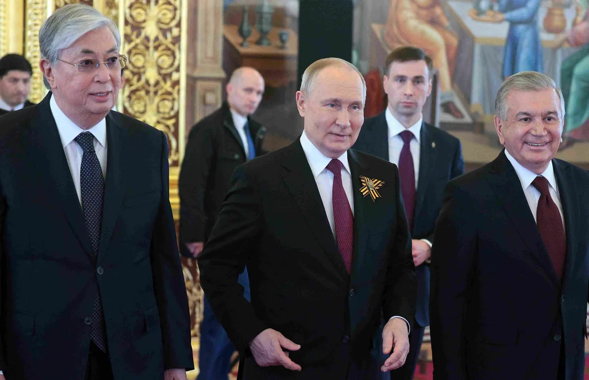 Касым-Жомарт Токаев, Владимир Путин и Шавкат Мирзиёев во время рабочего завтрака лидеров СНГ в Москве, 9 мая 2023 года. Фото: EPA-EFE / VLADIMIR SMIRNOV / SPUTNIK / KREMLIN POOL MANDATORY CREDIT
