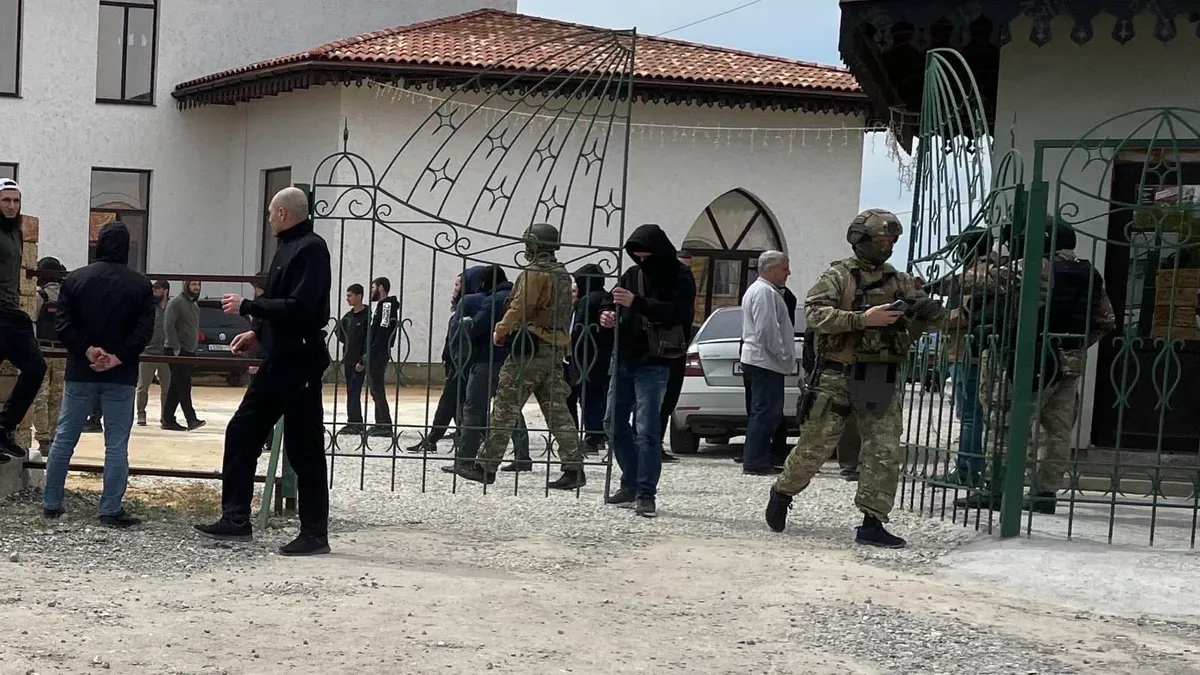 Сотрудники Центра по противодействию экстремизму проводят рейд в мечети «Сувукъ-дере» в Симферополе, май 2023 г. Фото: <a href="https://www.facebook.com/crimeansolidarity/posts/pfbid02LXR4w1z39aUrHNAvHJGPQVu6gk1Ykz5js16z8R1f157iy1quPVdCST3Sbqps2r5Dl">Facebook</a>