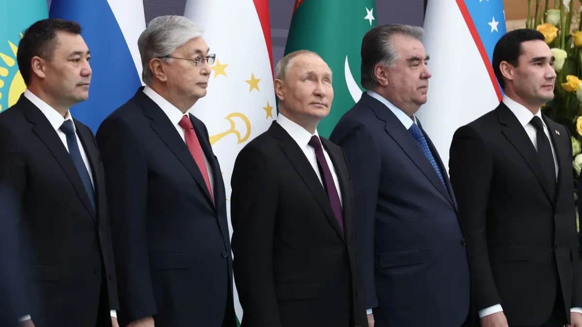 Садыр Жапаров, Касым-Жомарт Токаев, Владимир Путин, Эмомали Рахмон и Сердар Бердымухамедов. Фото: EPA-EFE/VALERIY SHARIFULIN/ KREMLIN POOL
