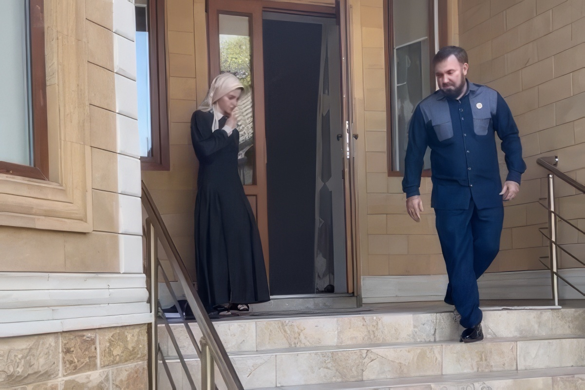 Седа Сулейманова и Мансур Солтаев. Фото: страница Солтаева в <a href="https://t.me/chechombudsman/2272" target="_blank">Telegram</a>