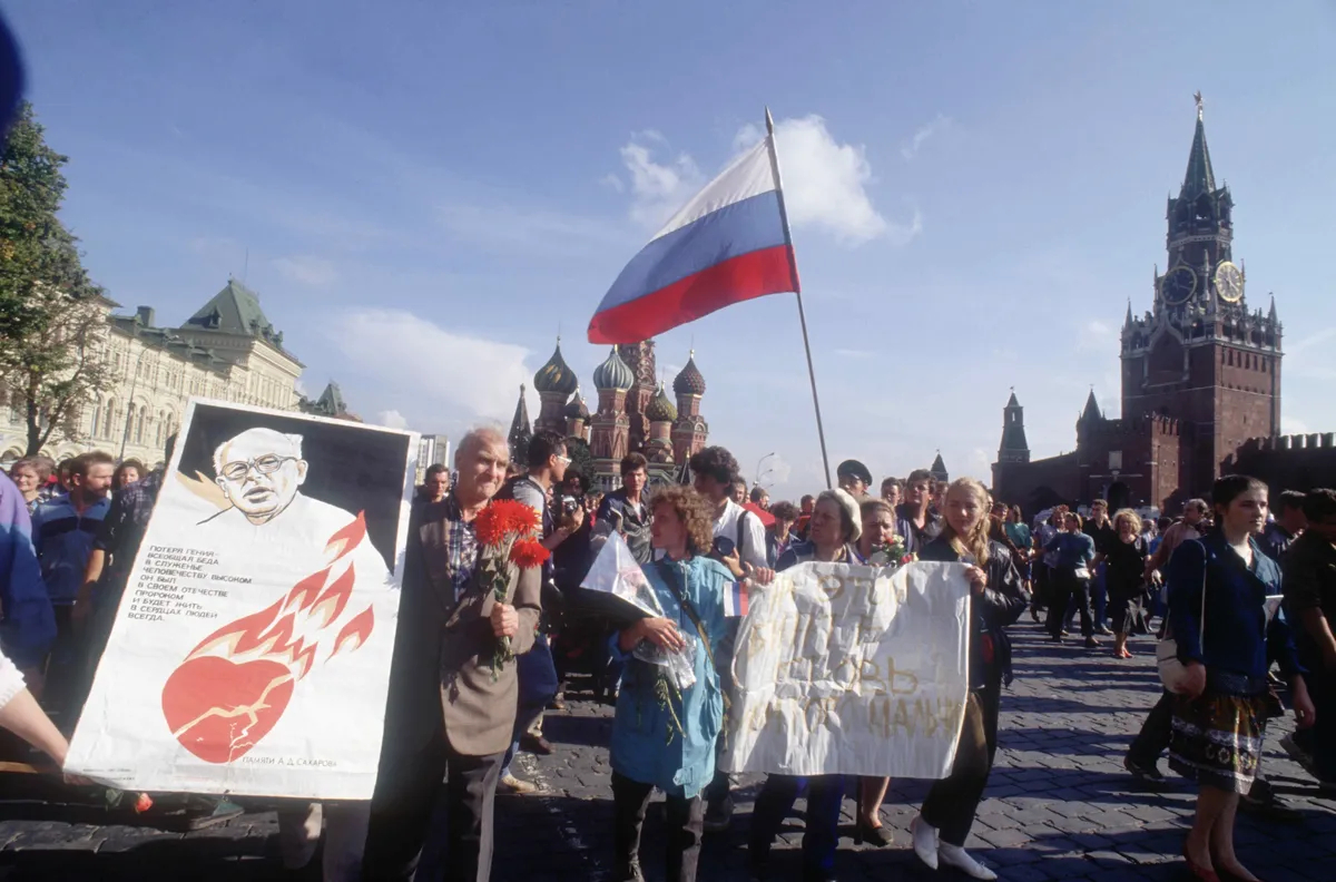 Demonstrators march in Red Square after the failed 1991 coup, August 22, 1991. Photo: Alain Nogues / Sygma / Sygma / Getty Images
