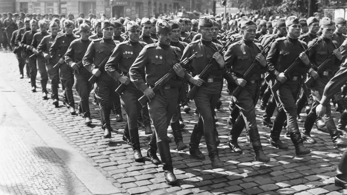 10 сентября 1968 года: Советские войска маршируют по улицам Праги, Чехословакия. Фото: Getty Images