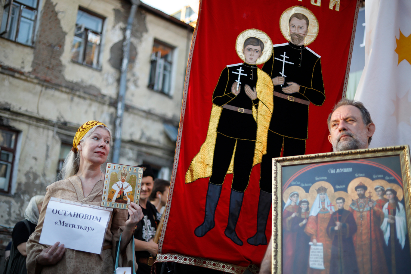 Участники акции протестуют против проката фильма режиссера Алексея Учителя. Москва. 1 августа 2017 года. Фото: Александр Земляниченко / AP Photo / Scanpix / LETA