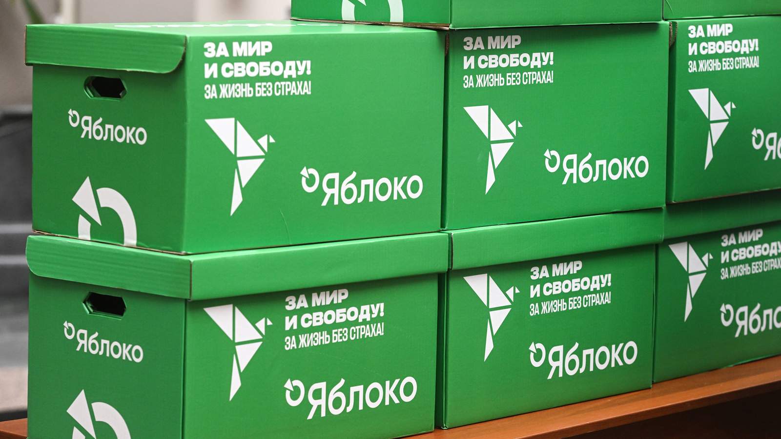 Коробки с документами партии «Яблоко» во время подачи документов в Центральную избирательную комиссию РФ для регистрации списка кандидатов партии на выборах в Госдуму. Москва. 4 июля 2026 года. Фото: Михаил Воскресенский / Спутник / Imago Images / Scanpix / LETA<br>