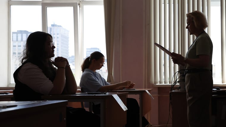 «Работаю в школе, потому что хоть что-то получаю, а новую работу пока не нашла»