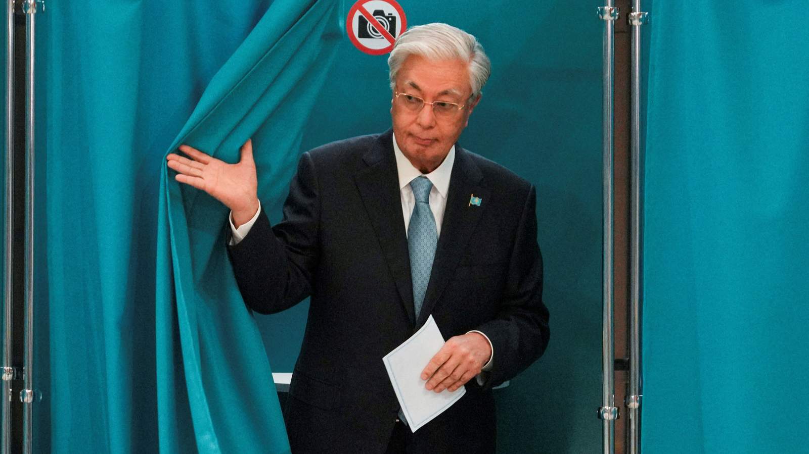 Президент Казахстана Касым-Жомарт Токаев на избирательном участке. Астана, Казахстан. 23 августа 2026 года. Фото: Turar Kazangapov / Reuters / Scanpix / LETA