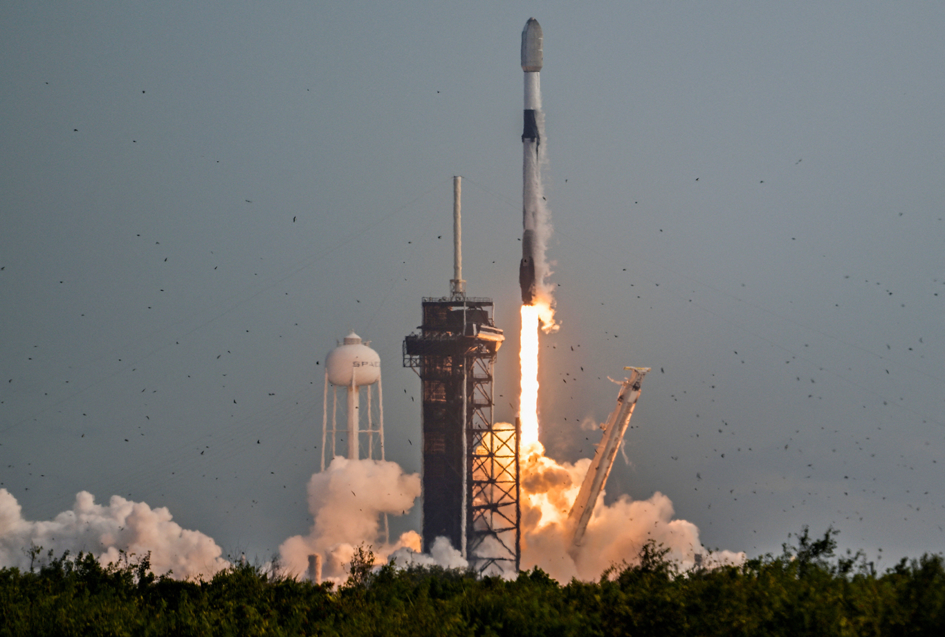 Старт ракеты-носителя Falcon 9 компании SpaceX с партией спутников Starlink. Флорида, США. 8 января 2025 года. Фото: Steve Nesius / Reuters / Scanpix / LETA