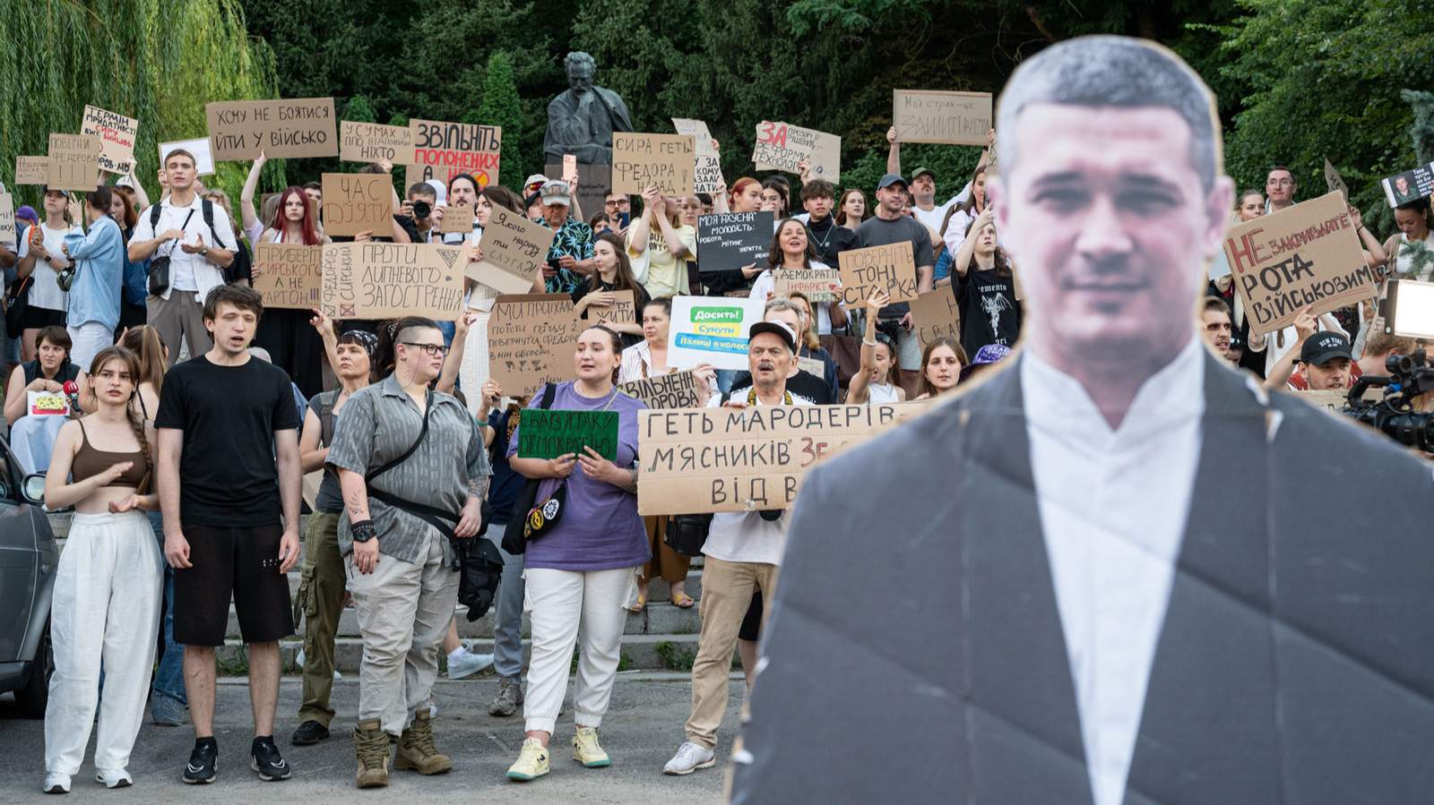 Активисты держат плакаты во время акции протеста против отставки Михаила Федорова с поста министра обороны Украины и за отставку главнокомандующего ВСУ Александра Сырского, Киев, Украина, 20 июля 2026 года. Фото: Danylo Antoniuk / Ukrinform / Shutterstock / Rex Features / Vida Press<br>