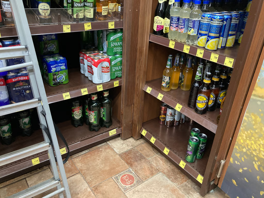Shelves in the wine section of B-Groceries. Photo: Irina Garina / Novaya Gazeta Europe
