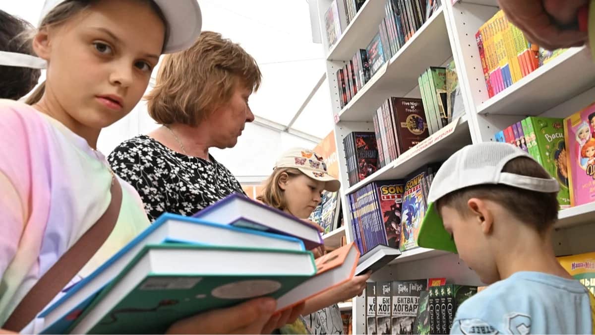 Посетители у стенда с детской литературой на книжном фестивале «Красная площадь», Москва, 6 июня 2024 года. Фото: Анатолий Жданов / Коммерсантъ / Sipa USA / Vida Press