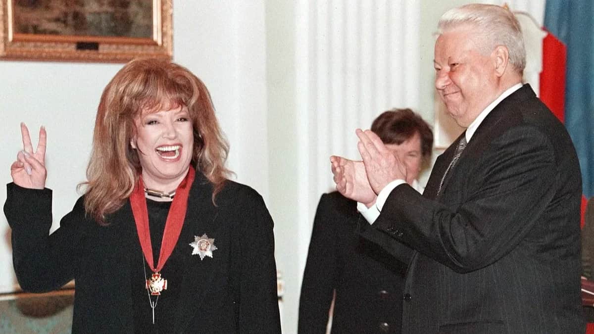 Alla Pugacheva with President Boris Yeltsin at a state award ceremony, 1999. Photo: EPA PHOTO / EPA POOL
