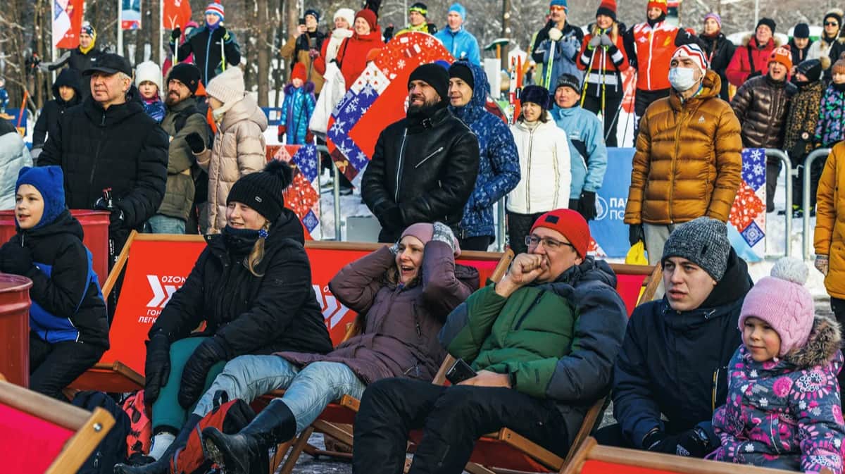 Зрители смотрят трансляцию зимних олимпийских игр в Пекине, Одинцово, Подмосковье, 5 февраля 2022 года. Фото: Виталий Смольников / Коммерсантъ / Sipa USA / Vida Press