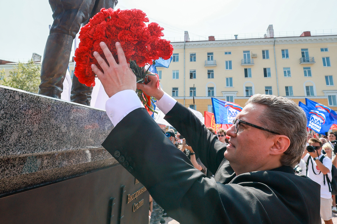 Георгий Филимонов возлагает цветы к памятнику Иосифу Сталину. Череповец, Вологодская область. 19 июля 2026 года. Фото: Владимир Смирнов / ТАСС / ZUMA Press / Scanpix / LETA