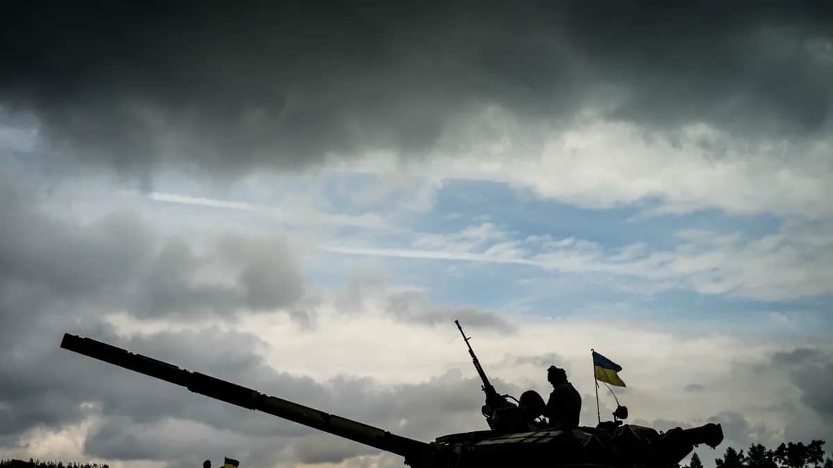 Украинские солдаты на танке Т-64БМ украинской армии.Фото: EPA/CHRISTIAN BRUNA
