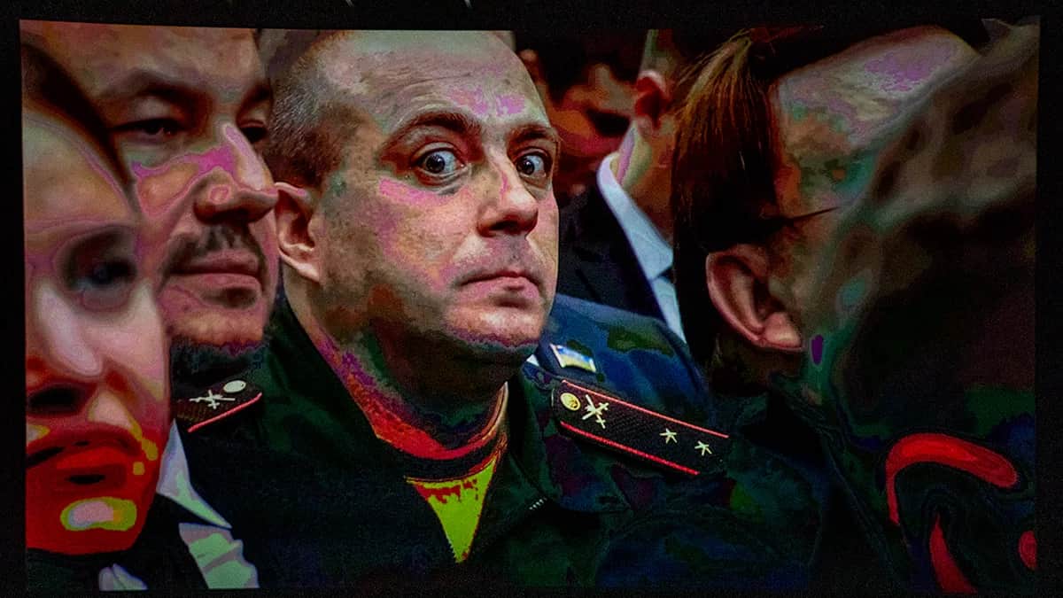 Кадр из обращения федеральному собранию, транслируемого на экране кинотеатра. Фото: Дмитрий Цыганов, специально для «Новой газеты Европа»