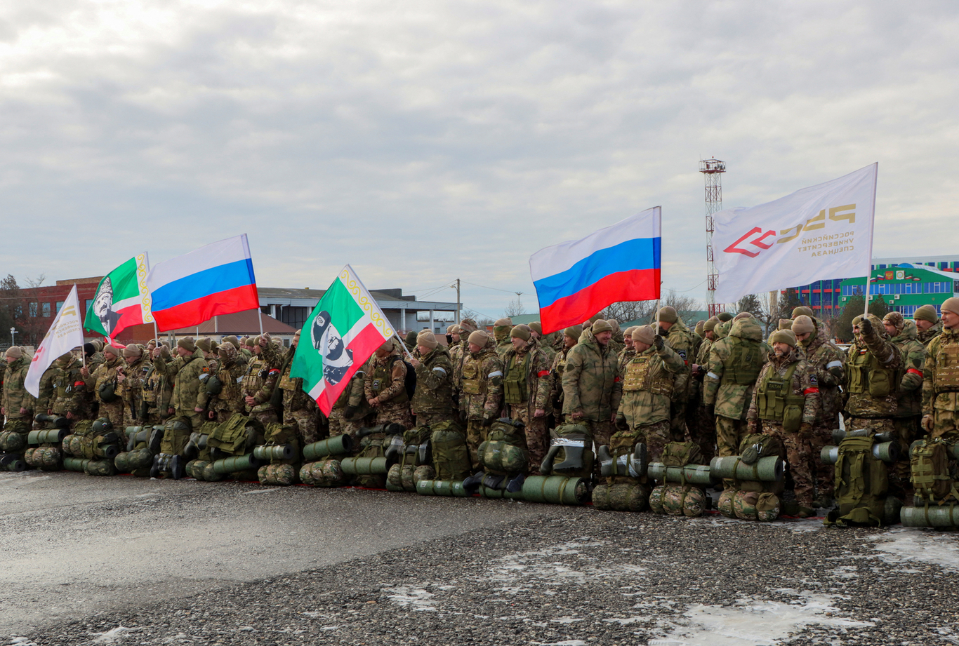Добровольцы, вступившие в Вооруженные силы РФ и прошедшие военную подготовку в Чечне, выстраиваются перед отправкой на позиции батальона «Ахмат», аэропорт Грозного, 17 января 2024 года. Фото: Чингис Кондаров / Reuters / Scanpix / LETA