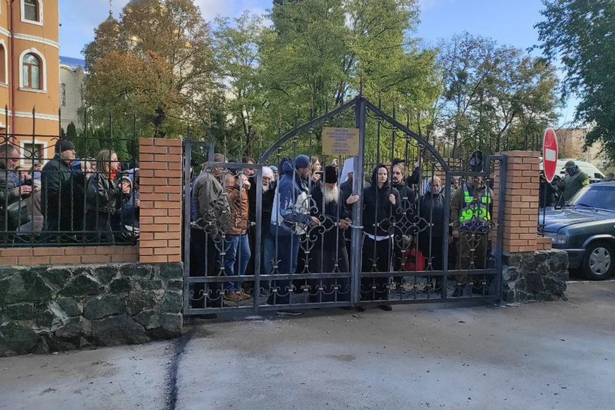 Жители Черкасс у ворот храма, 17 октября 2024 года. Фото: Анна Іщенко / Суспільне Черкаси