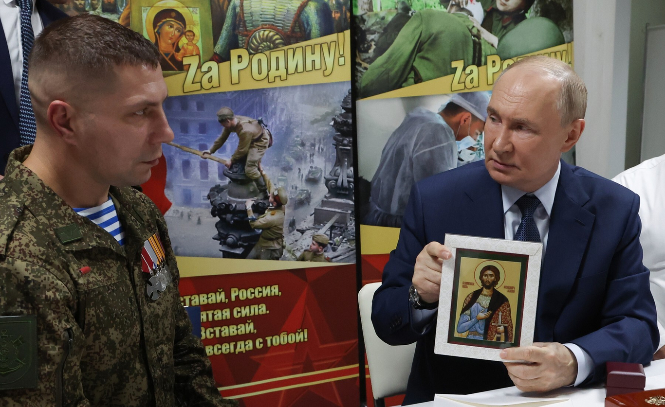 Владимир Путин держит икону Александра Невского во время встречи с военнослужащими в Центральном военном клиническом госпитале имени Мандрыка в Москве, 29 октября 2025 года. Фото: Вячеслав Прокофьев / Спутник / Profimedia