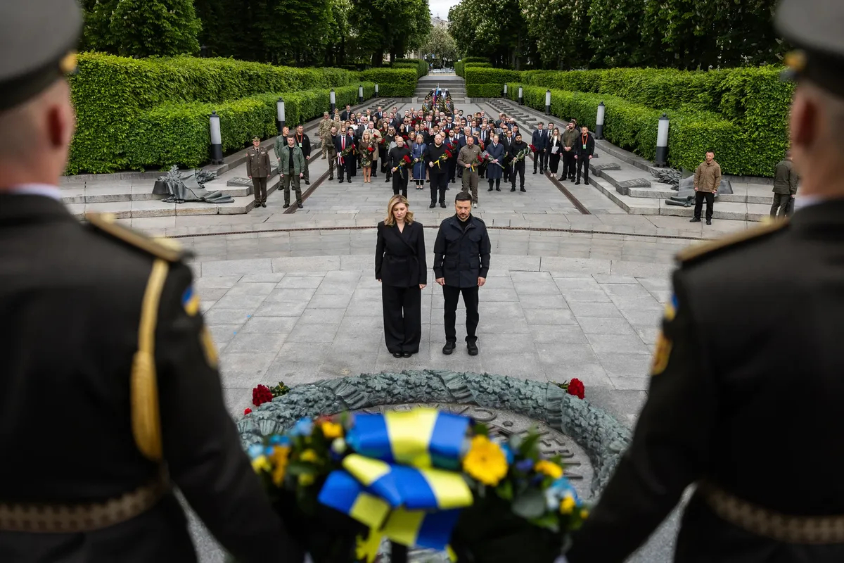 Владимир и Елена Зеленские вместе с украинскими официальными лицами возлагают цветы у памятника Неизвестному солдату, Киев, 8 мая 2025 года. Фото: пресс-служба офиса президента Украины