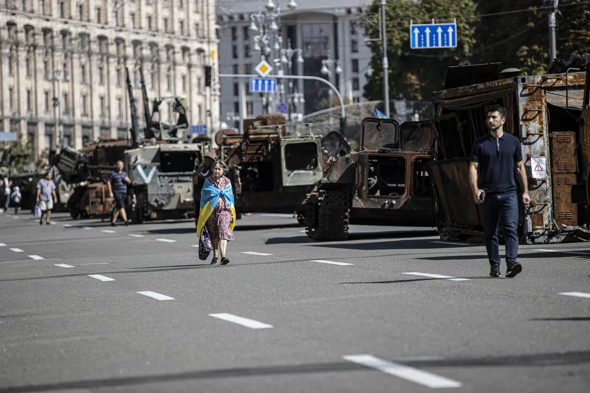 Украинка с флагом видна на улице Крещатик, 24 августа 2022 года. Фото: Metin Aktas/Anadolu Agency via Getty Images