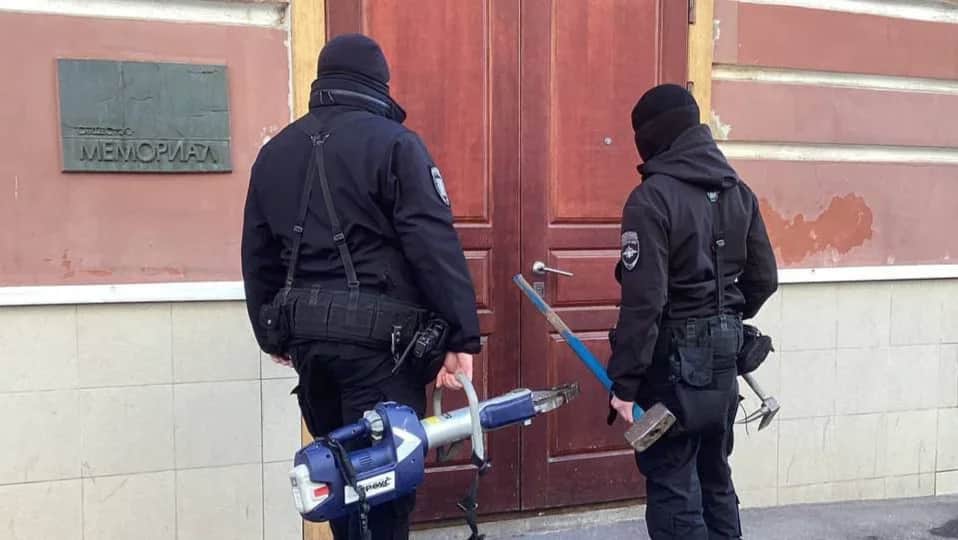 Law enforcement officers in front of the Memorial office. Photo: Telegram / toposmemoru