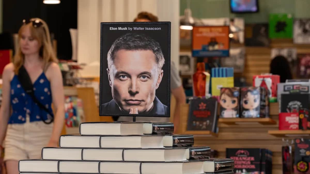 Стопка книг Уолтера Айзексона «Илон Маск» в магазине Barnes &amp; Noble. Фото: EPA-EFE/ETIENNE LAURENT