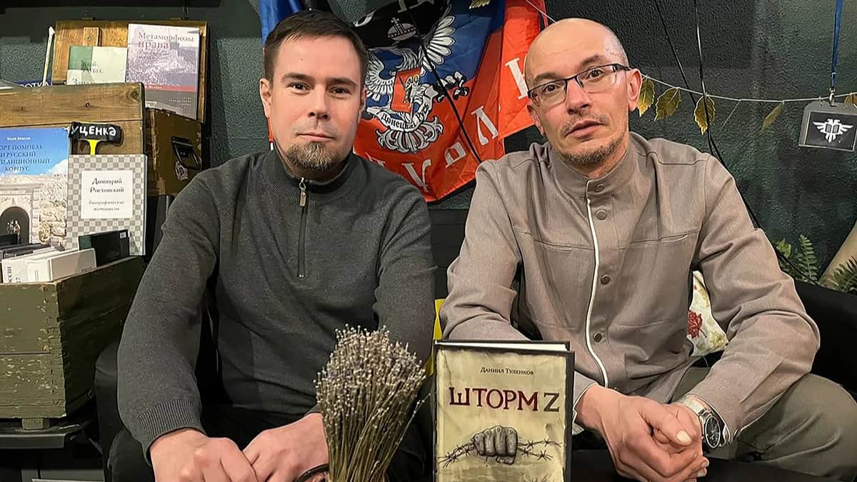 Даниил Туленков (справа) на презентации книги «Шторм Z» в книжном магазине «Листва» в Санкт-Петербурге. Фото: соцсети