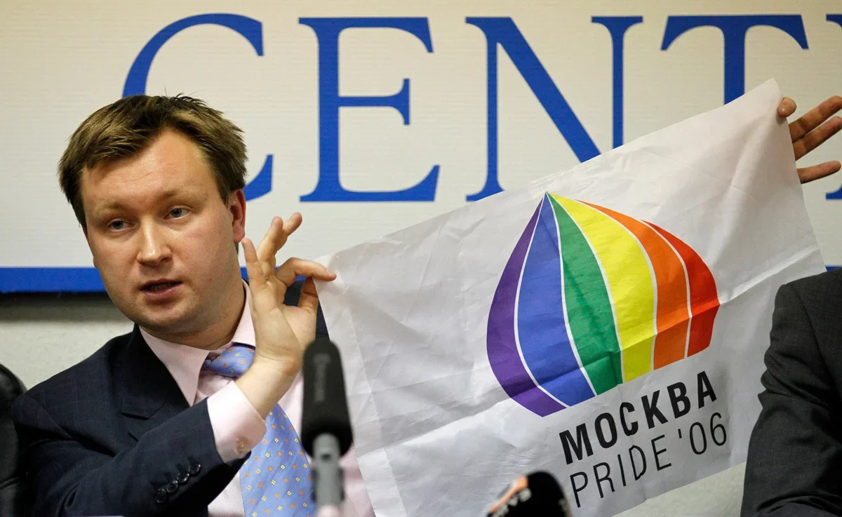 Nikolay Alekseyev, chief organiser of Moscow Pride, holds a flag at a press conference in Moscow, 21 October 2010. Photo: Tatyana Makeyeva / Reuters / Scanpix / LETA