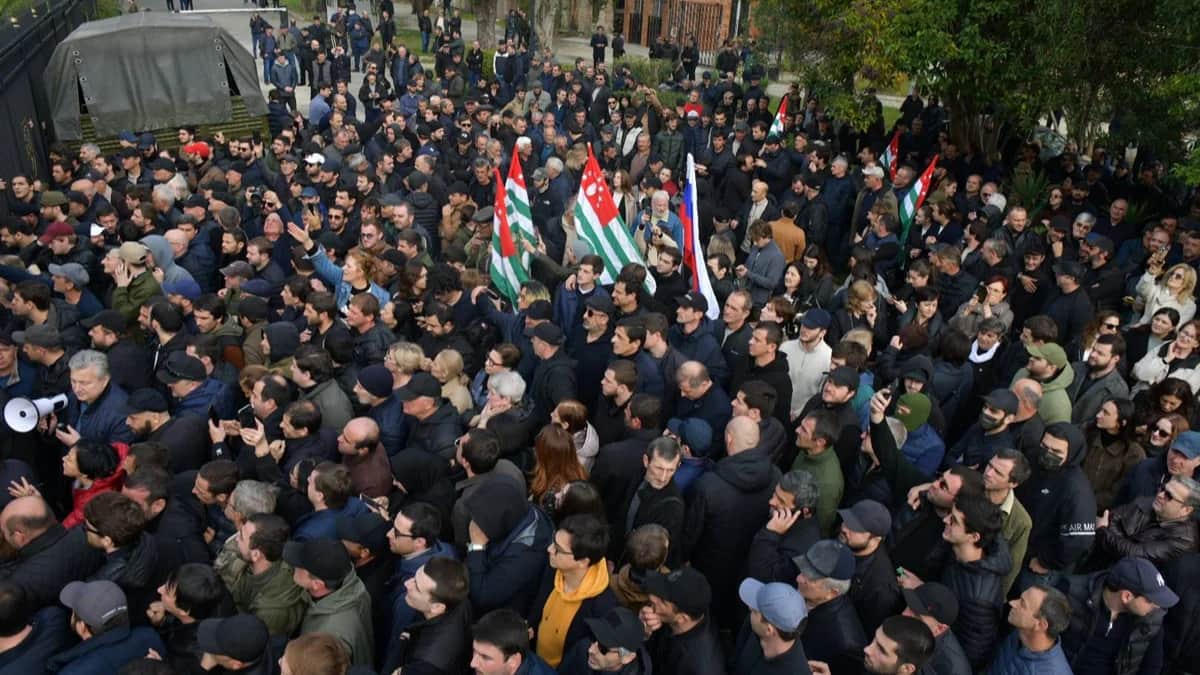 Протестующие у здания парламента Абхазии, Сухуми, Грузия, 15 ноября 2024 года. Фото: РИА Новости / Спутник / Imago Images / SNA / Scanpix / LETA
