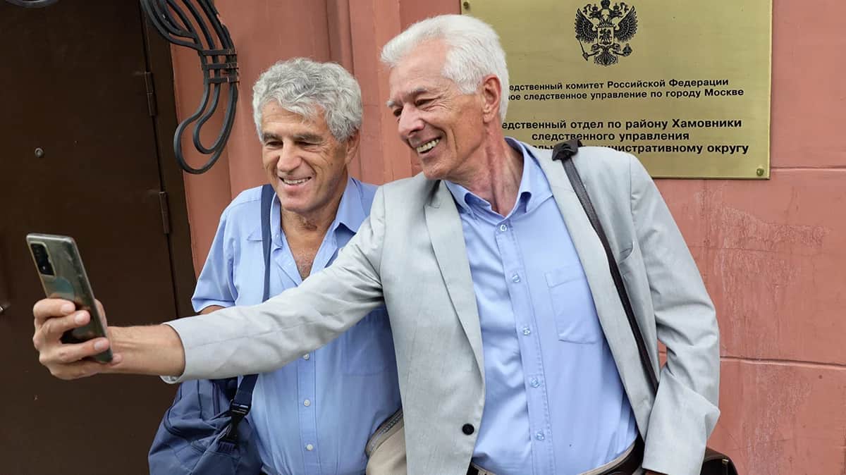Леонид Гозман и адвокат Михаил Бирюков у здания СК в Москве, 25 июля 2022 года. Фото: Виталий Смольников / Коммерсантъ / Sipa USA / Vida Press
